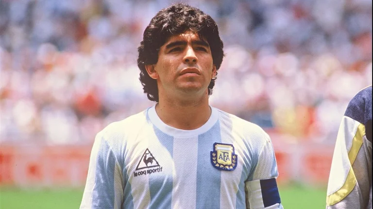 Luchamos contra la página de Facebook de Maradona, burlando la leyenda del fútbol.