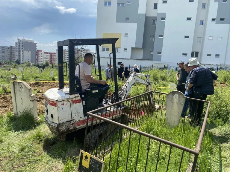 Las excavaciones continúan en el cementerio a <x0 títuloMati 1 =x1 confianza, supuestamente encontrado el cuerpo de una persona desaparecida durante la guerra