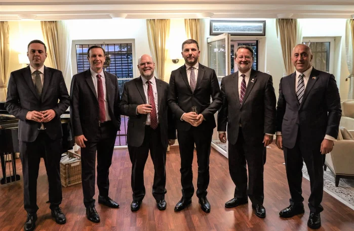 Los senadores también se reúnen con líderes del partido de oposición, embajada publica fotos