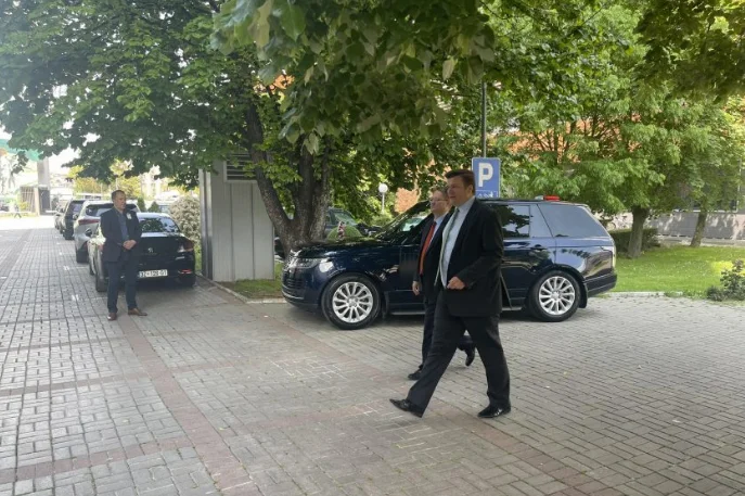 Después de Osman, el ministro británico va a la oficina de Kurt