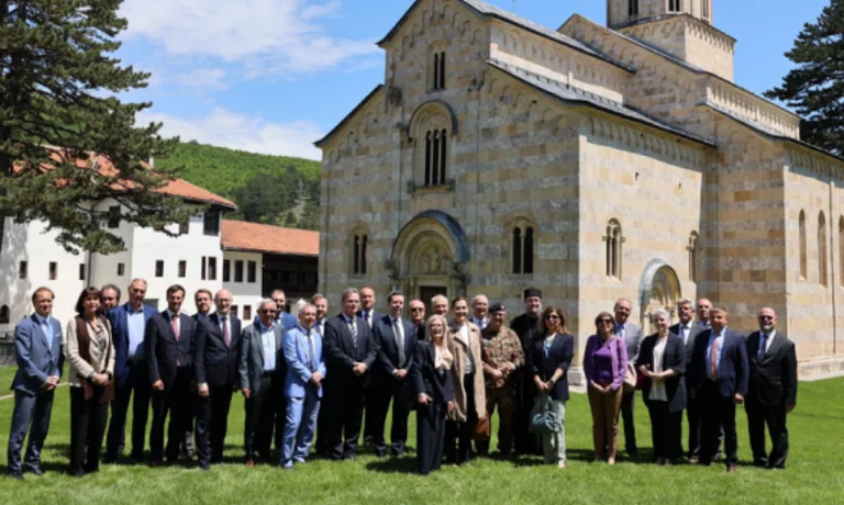 25 diplomáticos visitan el monasterio de Decani después de QUINT instó al gobierno a registrar 24 hectáreas