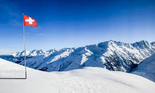 Cuatro escaladores mueren, golpeados por avalanches en los Alpes Suizos