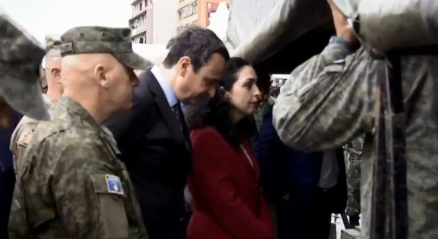 Kurti y Osmani miran de cerca el equipo militar de KSF que se utilizará en יx0 Confeccionista Europe Defender 23 selex1