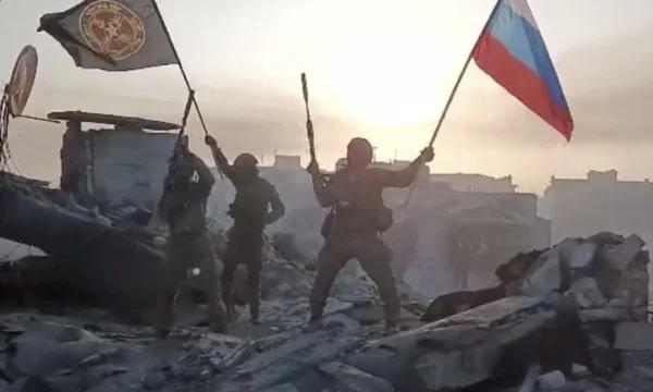 Rusia celebra la victoria en Bakhmut, Kiev afirma que la lucha continúa