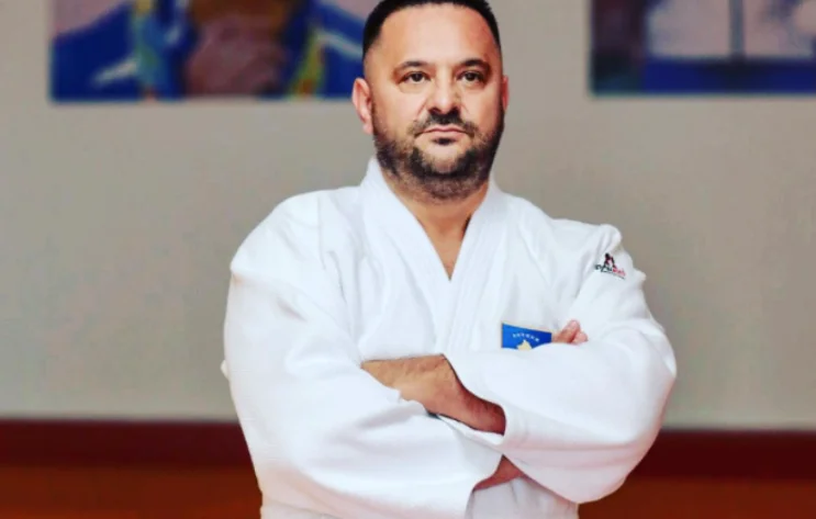 Reagon Driton Kuka, ya que su nombre es mal utilizado por una persona en una red social