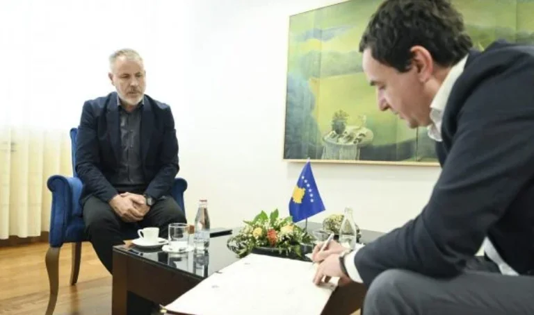El viceprimer ministro Avni Zogiani produce una página de Facebook
