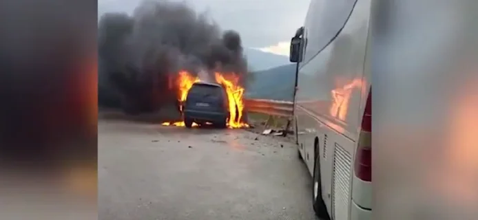 Albania: El coche golpea el autobús y se arde, algunos heridos