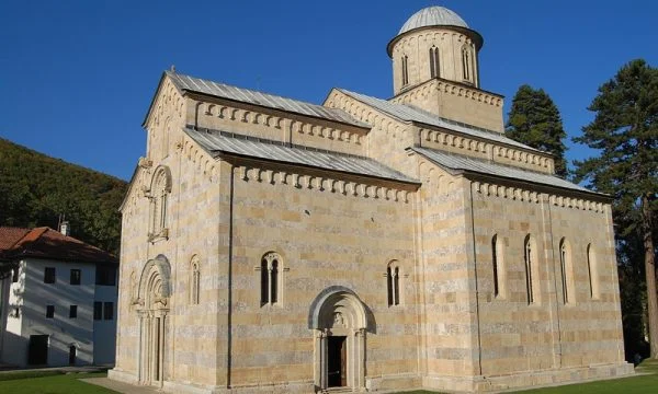 QU INT pide al gobierno que aplique urgentemente la decisión constitucional sobre el monasterio de Decani