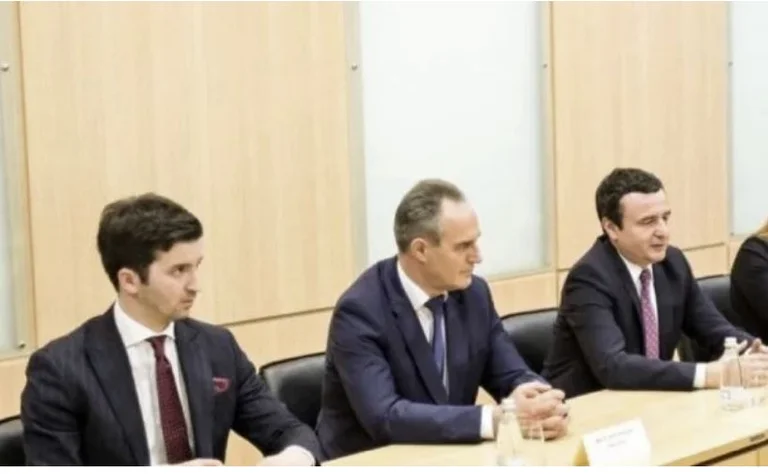 Nat Hasani muestra cómo Albin Kurti había protegido en la prisión de Nis