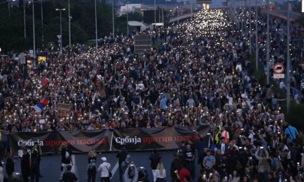 La protesta contra la violencia de anoche duró hasta después de la medianoche en Belgrado, la renuncia necesaria