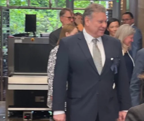 La inauguración de Jakov Milatovic como presidente de Montenegro, asistido por Escobar