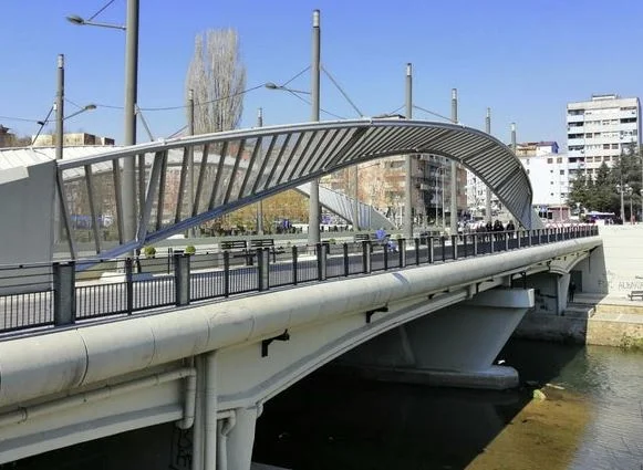 La decisión de abrir el puente Ibër está en MAPL