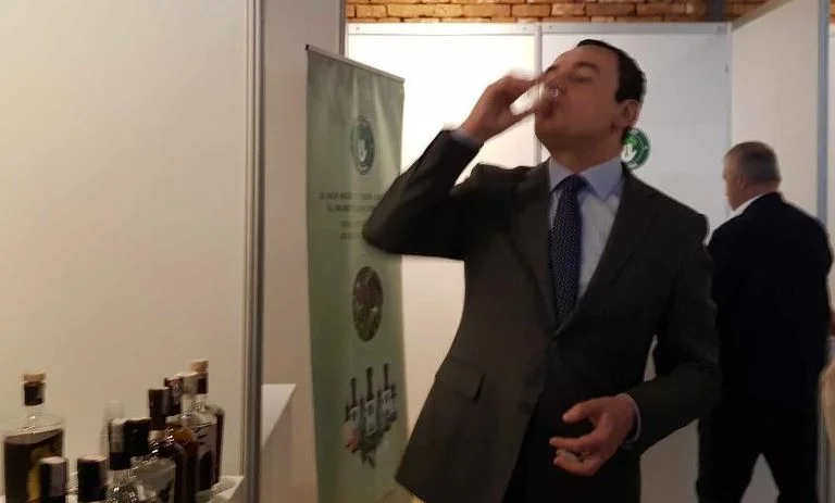 Kurte <x0 títulos obtenidosx1 con un vaso de brandy