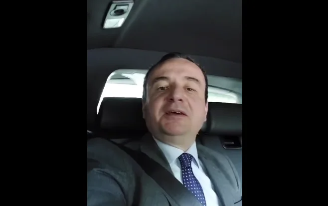 Primer Ministro Kurti débil usuario del teléfono: El video del coche prueba esto