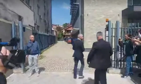 Votando como presidente, Erden Attic llega al norte de Mitrovica municipio