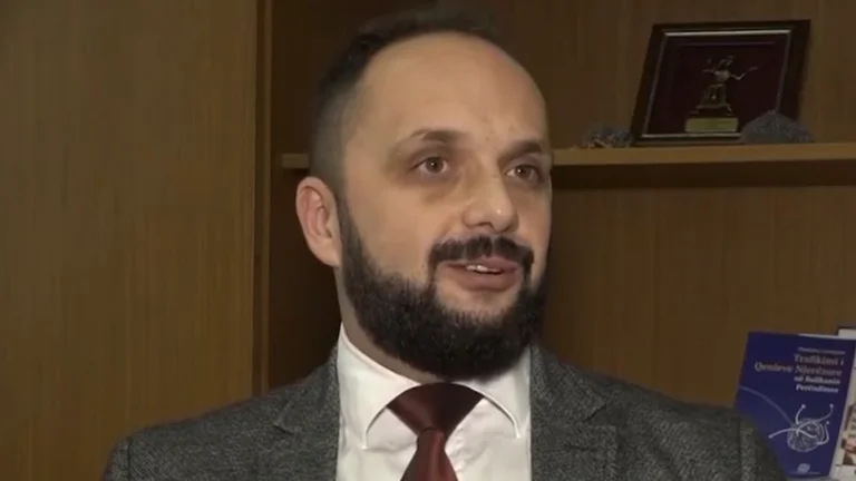 El ex Presidente de Mitrovica Norte maneja la llave de oficina