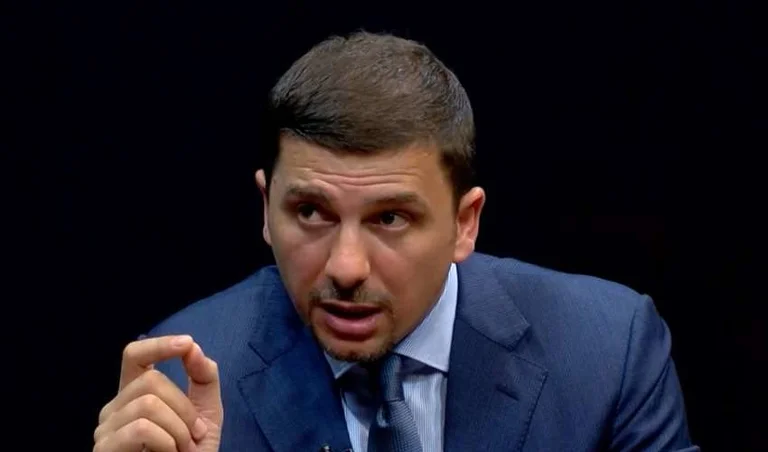 Memli Krasniqi: El gobierno más corrupto del Kurt se enfrentaba a cientos de millones de escándalos del KEK