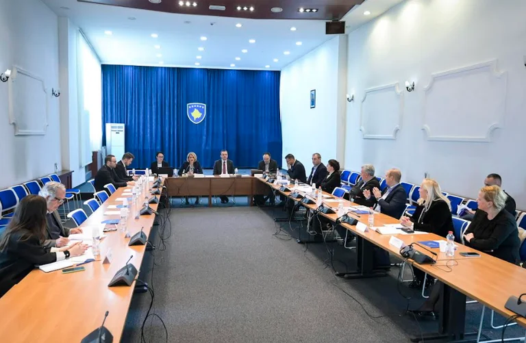 Kurti stellt den Sovereign Fund Vertretern von Organisationen und Unternehmen vor