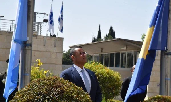 La bandera de Kosovo se eleva en Jerusalén