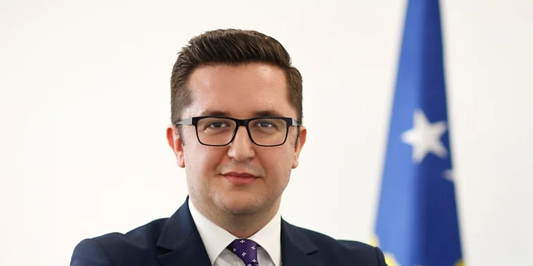 Mustafa i reagon qeverisë: Qytetarët po varen nga donacionet për vaksina, ju sot ndatë 11 milionë euro për rrymën në veri