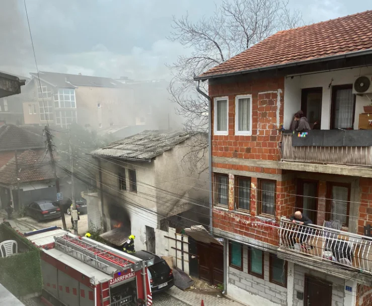 Police elaborada on burning house in Pristina