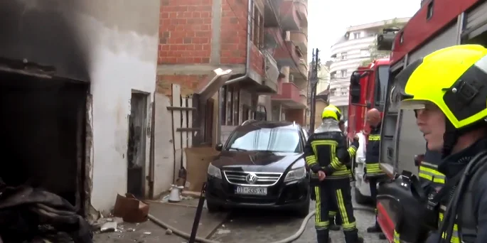 Una casa en Pristina involucrada en llamas
