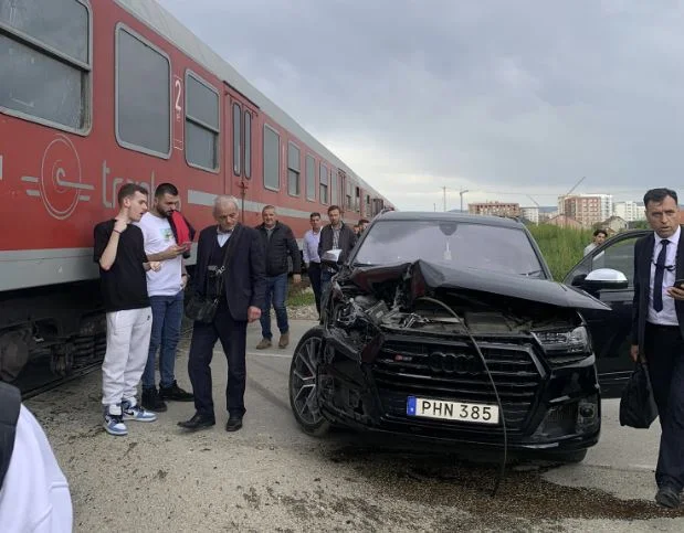 Un accidente de tren y un coche en Fushe Kosovo