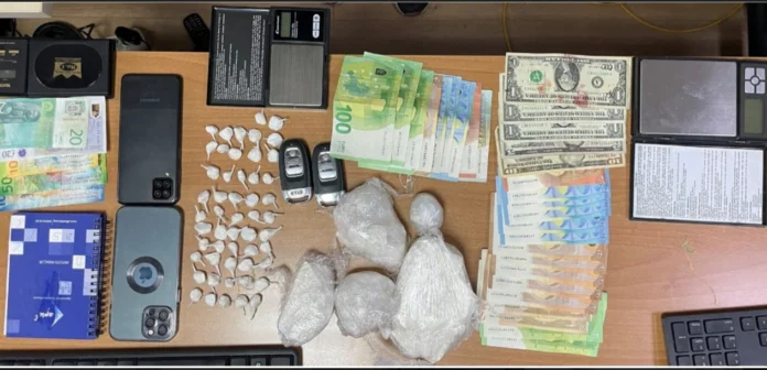 Policía investiga drogas y dinero en Pristina, arresta a una persona