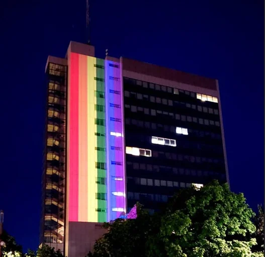 L'edificio del governo è illuminato con i colori della bandiera LGBT