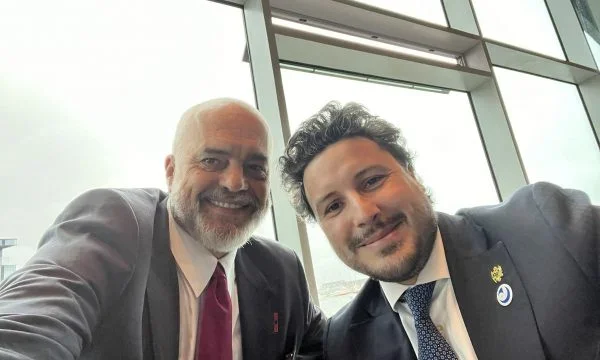Conmigo en el Tranche correspondientex1, Edi Rama se reúne con Abazovic en Reykjavik