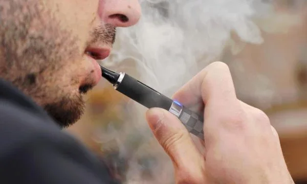 Cigarros electrónicos vendidos ilegalmente en Kosovo, intervención estatal requerida
