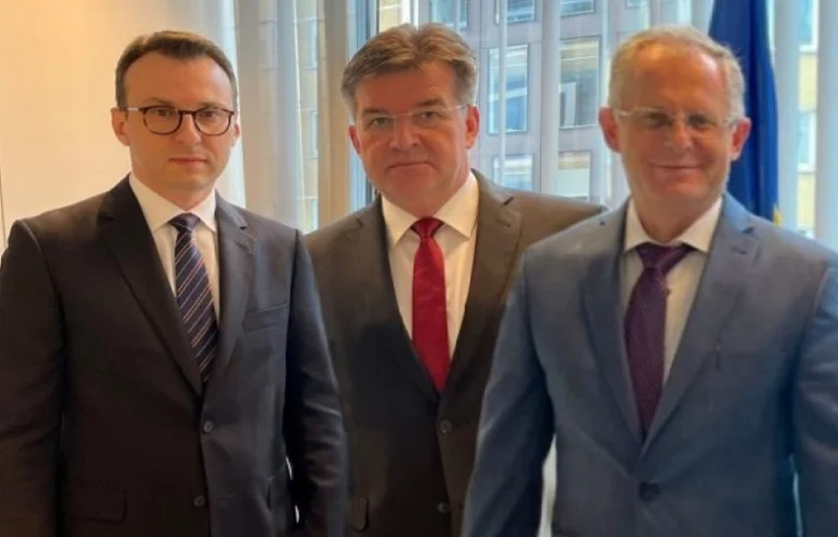 Petkovic's bislem delante del otro ha comenzado a reunirse en Bruselas lo que se espera que se discuta