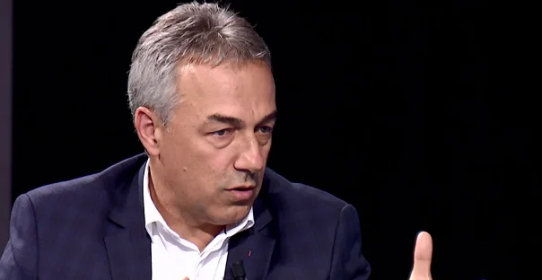 Abdullahu: Zhvendosja e fotos së presidentit nga Vjosa Osmani është anti-rugovizëm