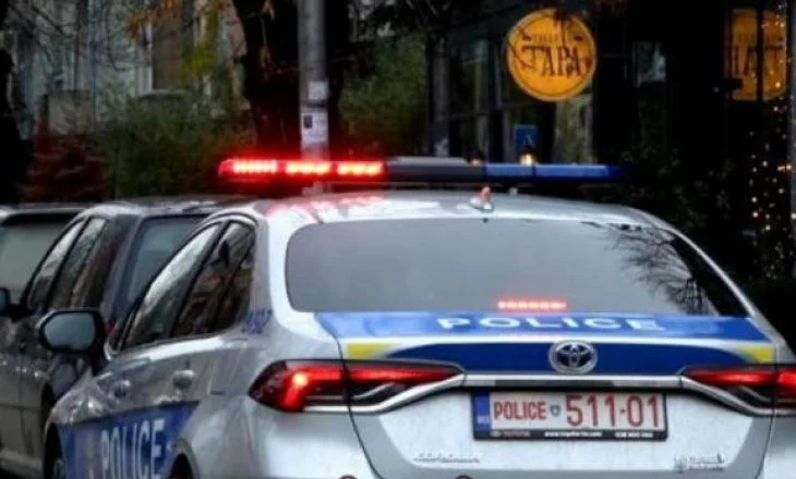 Dëmtohen tetë vetura pas rrëzimit të lisit në Mitrovicë