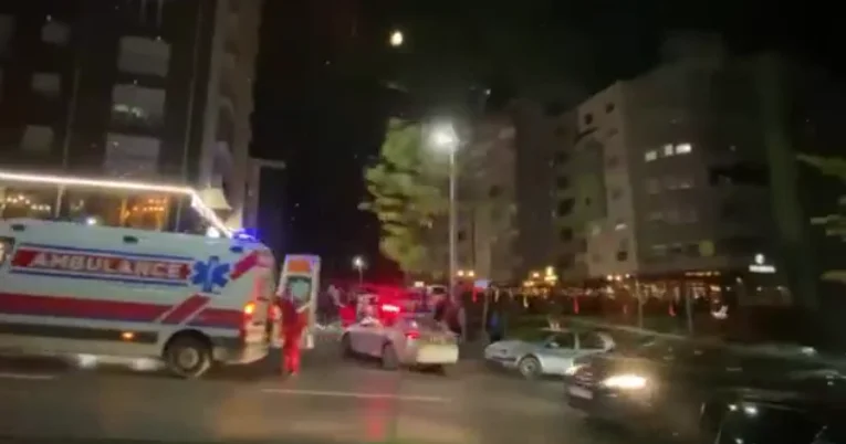 El accidente en неx0⁄4]C obedeció a 5 coches y dos peatones, está herido por tres personas