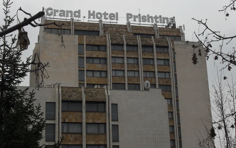 Este es el joven de 30 años encontrado muerto en el vestíbulo del Grand Hotel.