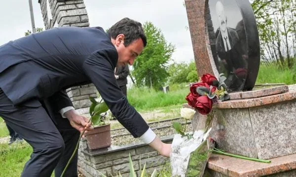 El asesinato de 124 albaneses en Kik, Zahaq, Pavlan y Labijan, Kurti citó al testigo como diciendo: Antes del tiroteo, gritaron shoutx0 título en nombre de Serbia consignax1 título