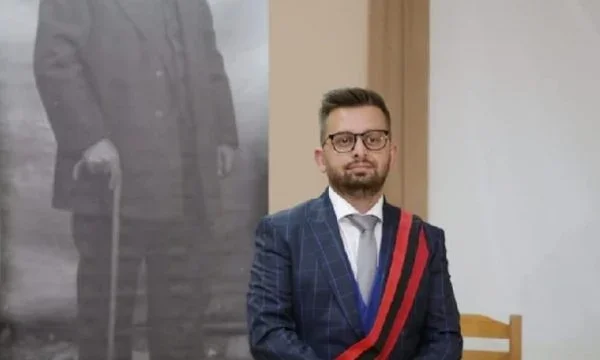 La violencia del candidato del SP en Corleone, la policía publicó la historia: Uno le cortó el coche, el otro le golpeó.