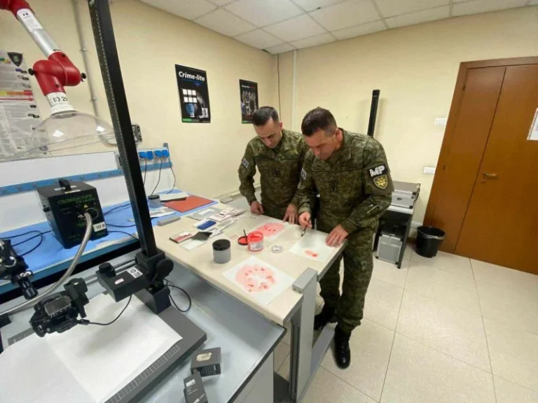 Carabinieri entrena a la Policía Militar de la KSF para métodos de investigación del crimen