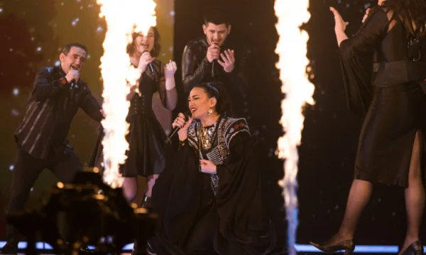 Albina Kelmendi electrificar la escena de Liverpool con la canción