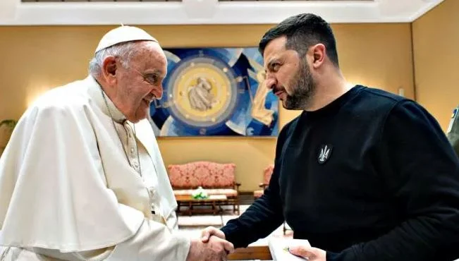 Papa dice que el presidente ucraniano está constantemente rezando por la paz en Ucrania