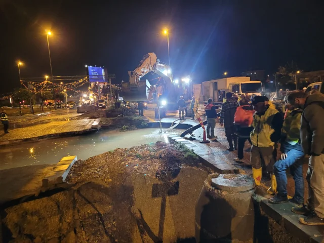 Flooding en Turquía, los coches se hunden en enormes pozos de agua en el centro de la carretera
