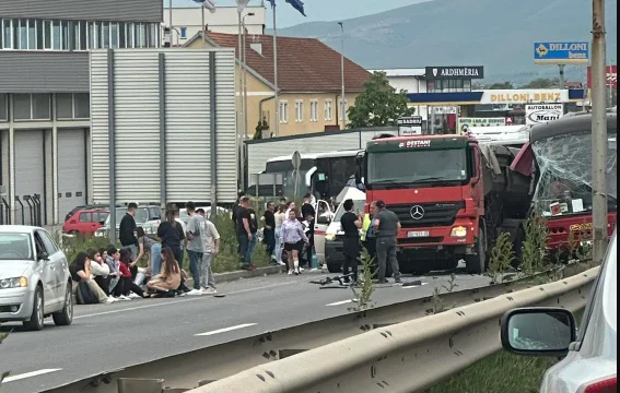 Accidente en el Vragooli de Pristina, la mezquita de autobuses se derrumbó, incluyendo un camión y un coche