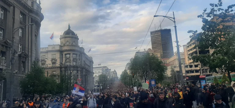Proteste beginnen nach Massenmorden in Serbien, Voulin, Gashiqi Rücktritt gesucht