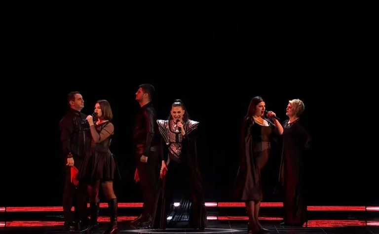 Shqipëria mahniti Liverpoolin, Albina dhe Familja Kelmendi kualifikohen në finale të Eurovisio