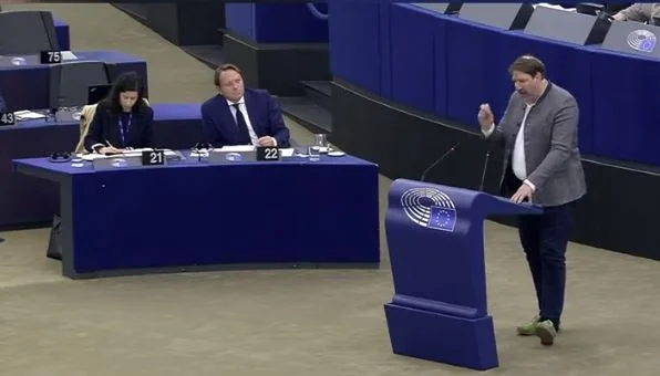 Eurodeput austriaco se dirige a la UE de cinco años: Usted debe reconocer Kosovo, es un estado independiente