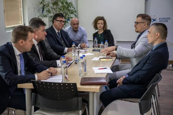 Lajçak, pasi vizitoi veriun e Kosovës: Ajo çka dëgjova më shqetësoi