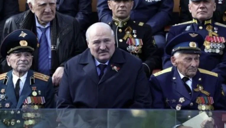 Lukashenko ‘mund të jetë helmuar’ në Rusi, transportohet me veturë pas takimit me Putinin