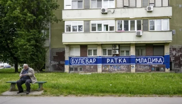 Pas NYT, edhe AP-ja ia nxjerr të palarat Serbisë: Jeta në këtë vend, e ndërthurur me dhunë