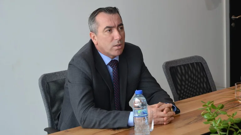 Ibrahimi: Të gjithë ministrat e kaluar e zëvendësuan Ekipin Menaxhues për Asociacion, vetëm Elbert Krasniqi jo